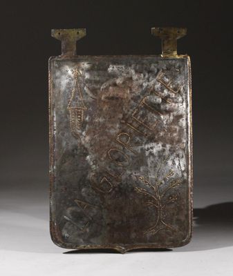 gros plan d'un objet métallique sur une surface blanche