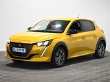 une voiture jaune est garée dans une pièce au sol en damier