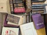 une boîte pleine de livres posée sur une table