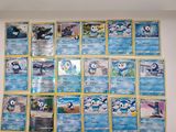 il y a beaucoup de cartes Pokémon accrochées au mur dans la pièce