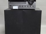 la chaîne hi-fi est posée sur un boîtier noir