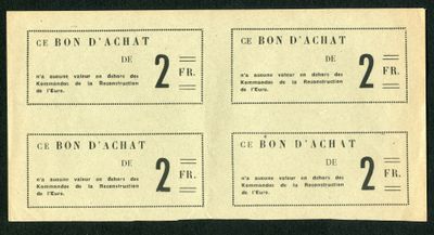 un gros plan sur trois billets portant des numéros, sur fond noir
