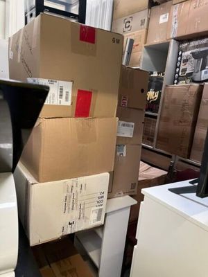 de nombreux cartons empilés les uns sur les autres dans un entrepôt