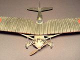 un avion jouet posé sur une table