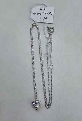 un gros plan sur une paire de colliers posés sur une surface blanche