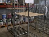une grande cage métallique portant un numéro, dans un entrepôt