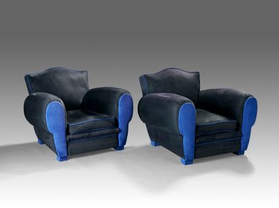 Paire de fauteuils clubs garnis d'alcantara noir et bleu.