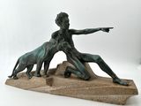 statue représentant un homme et un chien sur un rocher, sur fond blanc