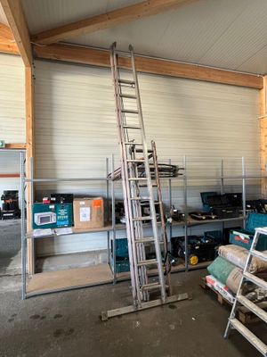 une échelle appuyée contre un mur dans un garage