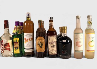 de nombreux types de bouteilles d'alcool alignés sur une table