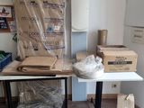 de nombreuses boîtes, les unes à côté des autres, sur une table dans une pièce
