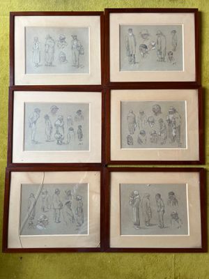 quatre dessins encadrés représentant des personnes et un chien sur un mur vert