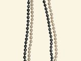 gros plan d'un collier de perles sur fond blanc