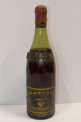 une vieille bouteille de vin posée sur une table blanche