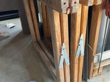 un tas de bois posé par terre