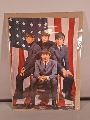 une image représentant les Beatles assis sur une chaise devant un drapeau américain