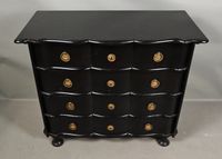 Commode en bois laqué noir, à façade mouvementée, ouvrant à … (photo 4)