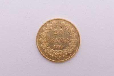gros plan d'une pièce d'or sur une surface blanche