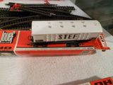 un grand nombre de petits trains superposés
