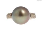 une image d'une bague ornée d'une perle et de diamants