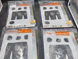quatre paquets de vêtements exposés dans un magasin