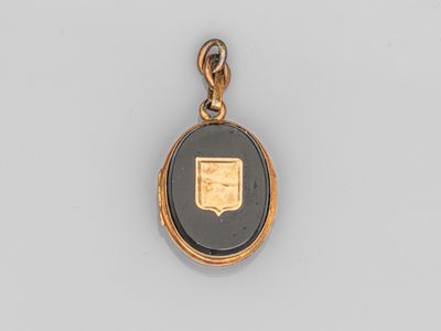 un fermoir en or orné d'une pierre d'onyx noir et d'un fermoir en or