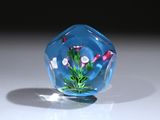un vase en verre contenant des fleurs, posé sur une table