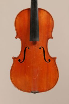 un vieux violon avec un archet accroché à son dos