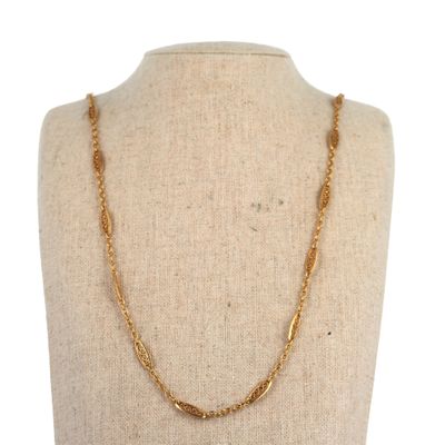 un collier à chaîne en or sur un mannequin mannequin mannequin mannequin mannequin mannequin mannequin mannequin mannequin mannequin