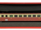 une boîte rouge contenant un train rouge et blanc