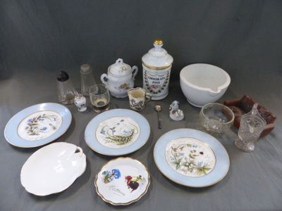 une table sur laquelle se trouvent beaucoup d'assiettes et de bols