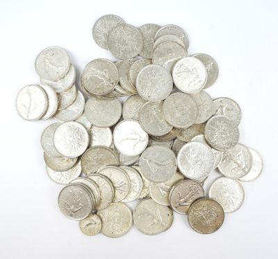 une pile de pièces d'argent sur une surface blanche