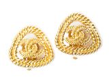 une paire de boucles d'oreilles dorées au motif torsadé