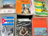 plusieurs livres sont empilés sur une table