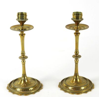 paire de chandeliers anciens en laiton sur fond blanc
