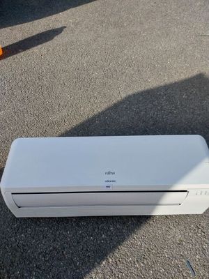 un climatiseur posé par terre sur un parking