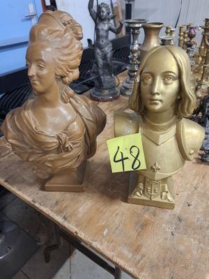 deux bustes posés sur une table, avec une étiquette de prix dessus