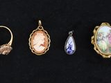 un lot de cinq bagues et une bague ornée d'une image représentant une femme