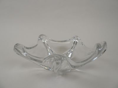 un saladier en verre transparent posé sur une table