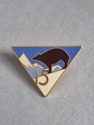 un gros plan sur un insigne représentant un ours