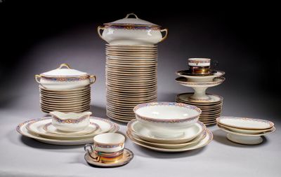 beaucoup d'assiettes, de tasses et de soucoupes sur la table