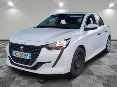 la voiture blanche est garée sur un sol en damier dans le garage