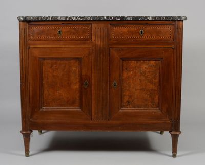 une vieille armoire en bois avec un plateau en marbre et deux portes