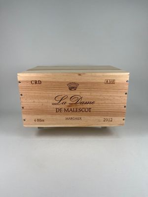 gros plan d'une boîte en bois portant une étiquette