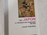 deux livres posés sur une table