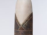 un vase blanc et marron posé sur une table