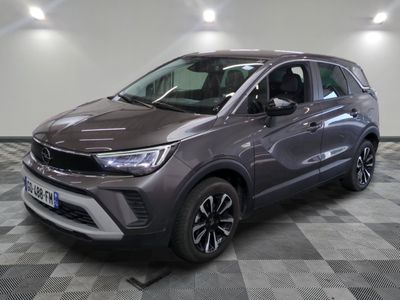 Le SUV gris est garé dans une pièce au sol à carreaux.