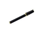 le stylo est noir avec des finitions dorées et possède une pointe dorée