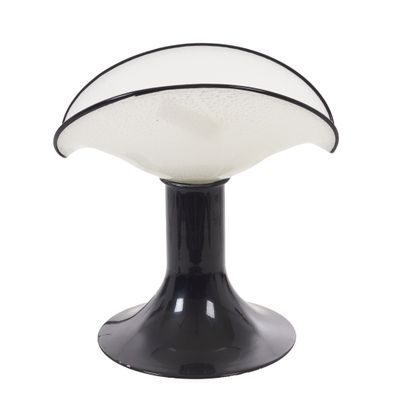 une image représentant une lampe en noir et blanc sur fond blanc