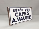 un panneau blanc avec une inscription noire indiquant « Dépôt des Cafés à Vaure »